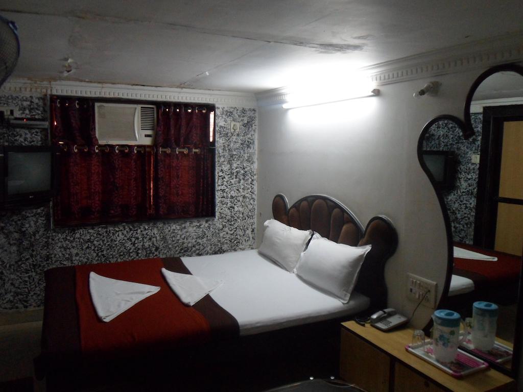 Hotel Happyland Мумбай Екстериор снимка