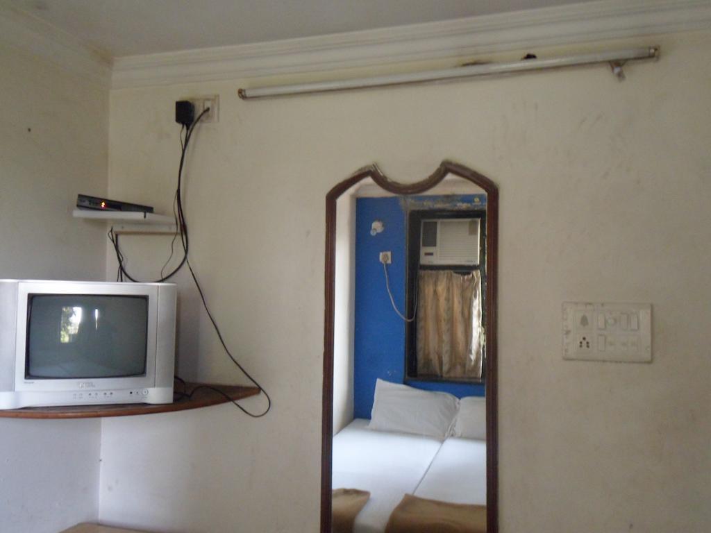 Hotel Happyland Мумбай Екстериор снимка