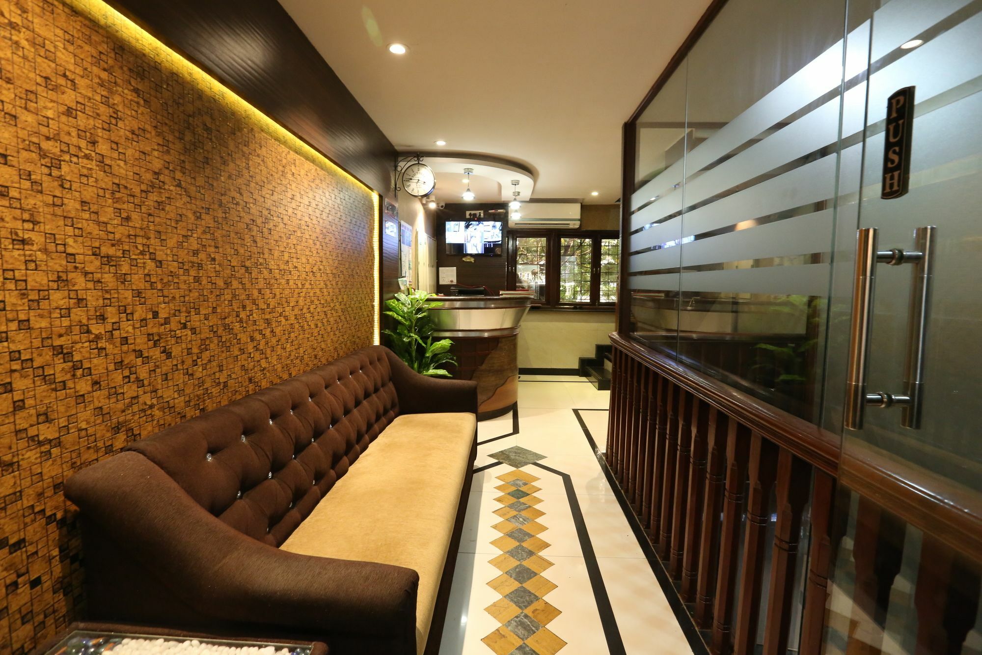 Hotel Happyland Мумбай Екстериор снимка