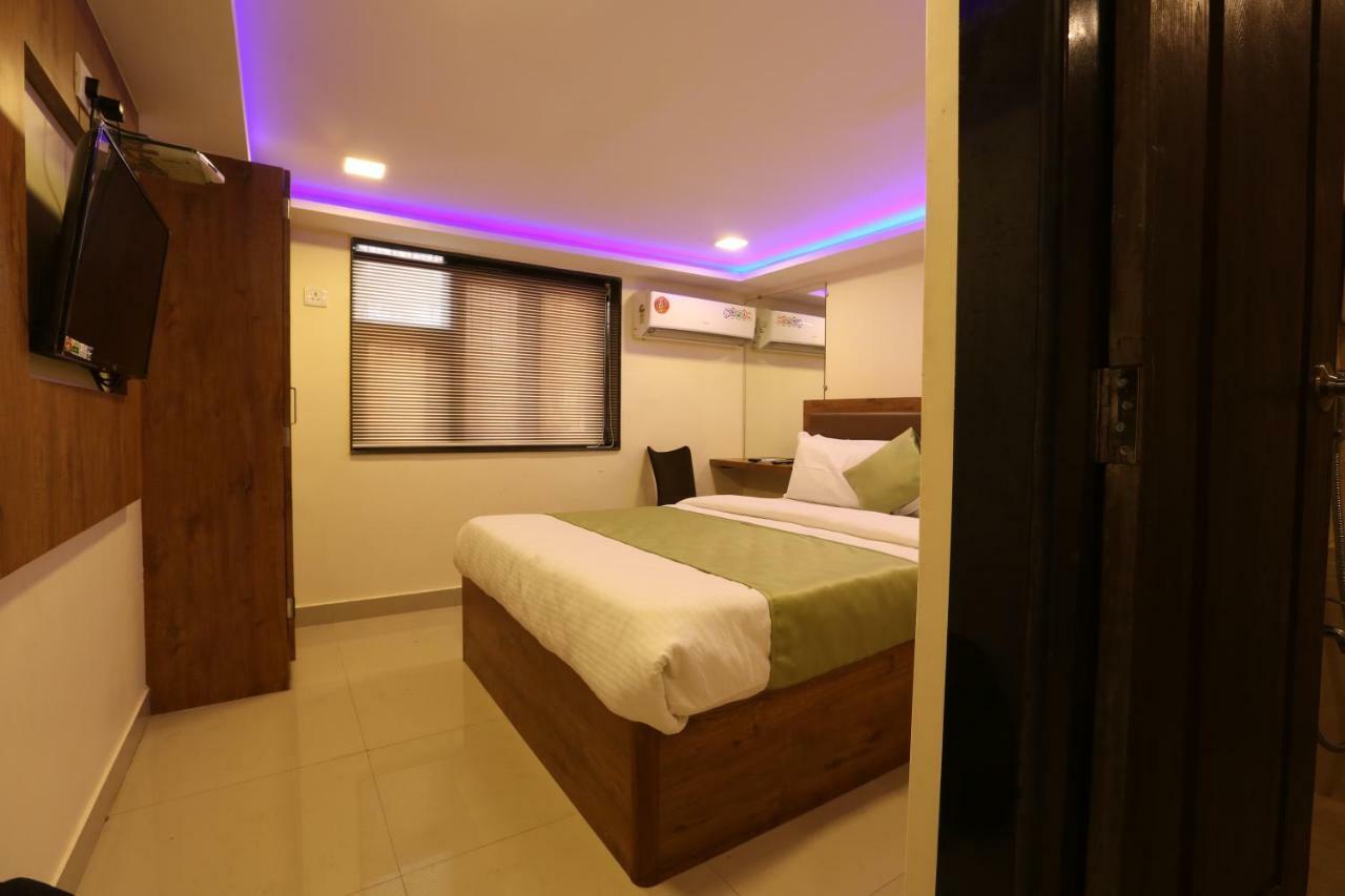 Hotel Happyland Мумбай Екстериор снимка