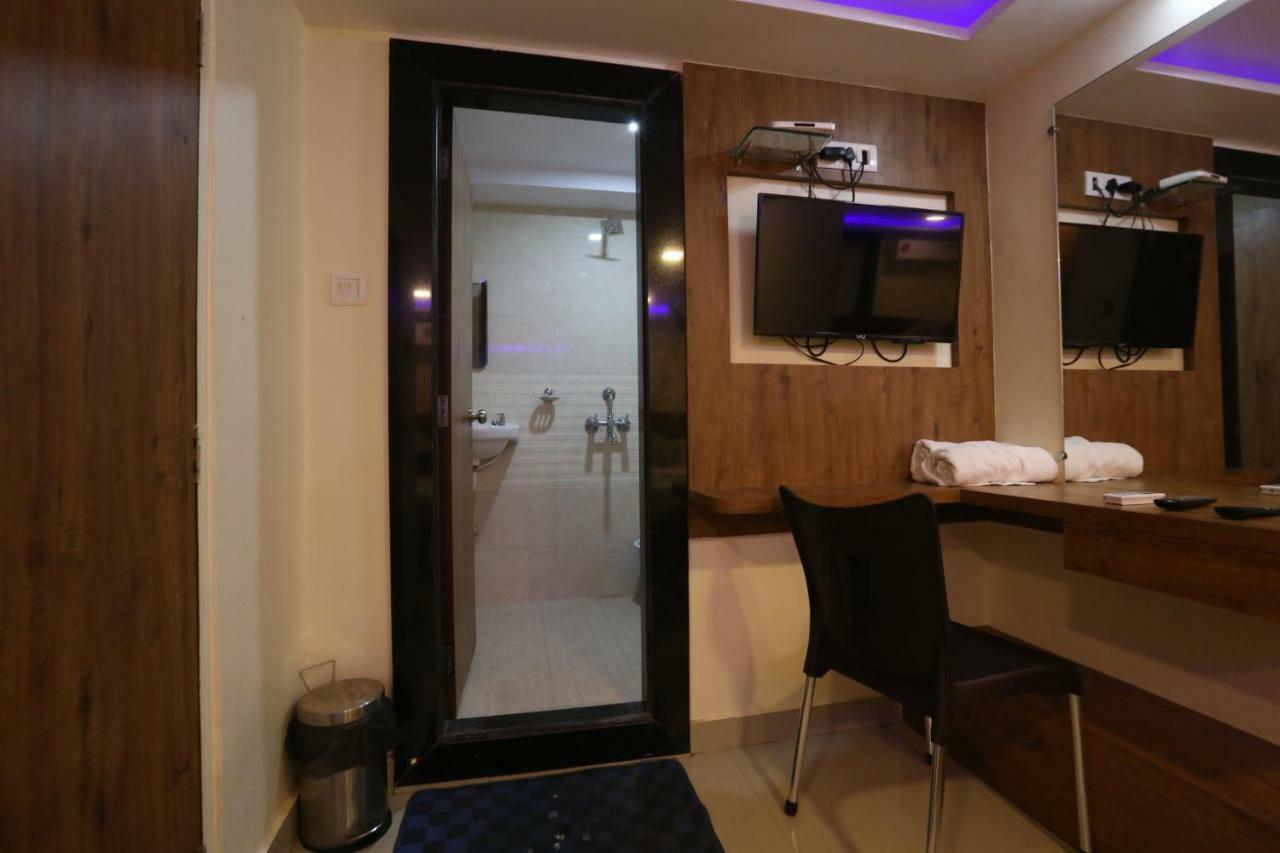 Hotel Happyland Мумбай Екстериор снимка