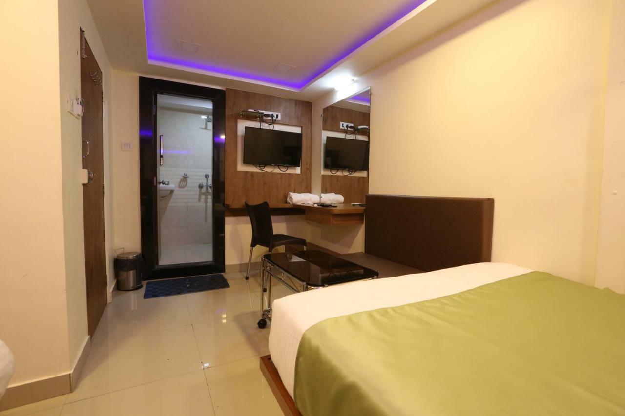 Hotel Happyland Мумбай Екстериор снимка