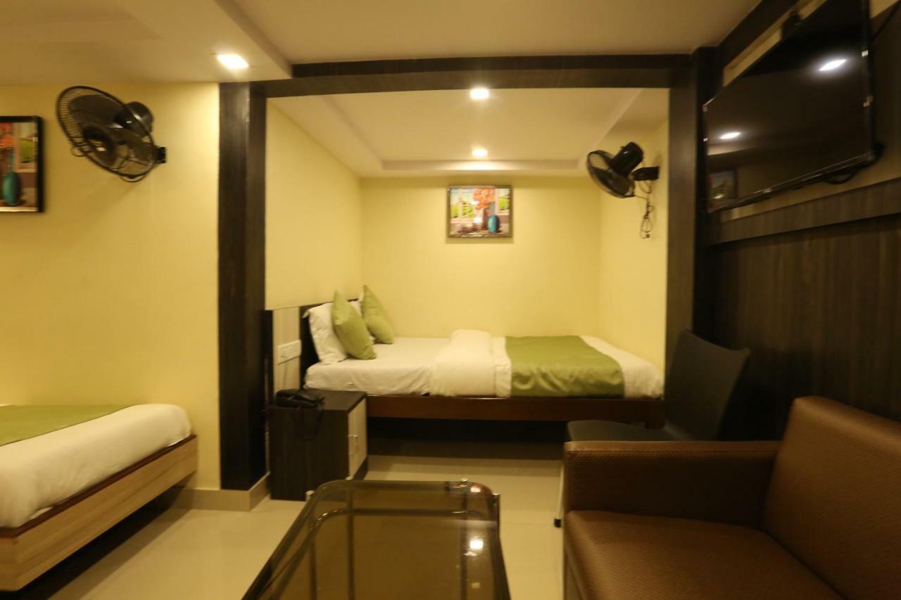 Hotel Happyland Мумбай Екстериор снимка